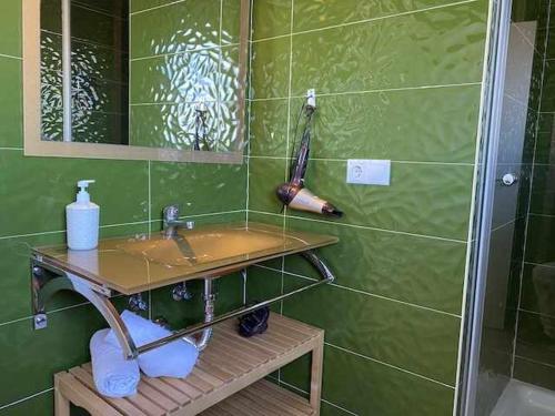 zieloną łazienkę z umywalką i prysznicem. w obiekcie Apartamento 4 Atlantico w Kadyksie