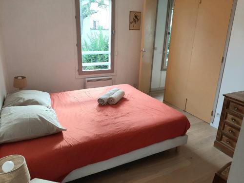 un dormitorio con una cama con dos animales de peluche en Appartement au lac du chateau, en Flers-lez-Lille