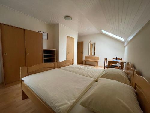 Postel nebo postele na pokoji v ubytování Kegljišče VISOLE Apartmaji in Sobe