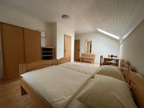 1 dormitorio grande con 2 camas. en Kegljišče VISOLE Apartmaji in Sobe, en Slovenska Bistrica