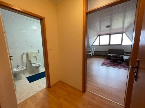 Koupelna v ubytování Kegljišče VISOLE Apartmaji in Sobe