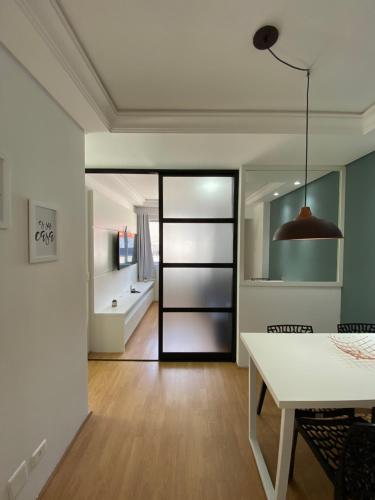 Majoituspaikan 101- Lindo Apartamento Amplo e decorado, 2 quartos, sala, cozinha completa, mobiliario moderno, lavanderia , Excelente localização no bairro Bigorrilho keittiö tai keittotila