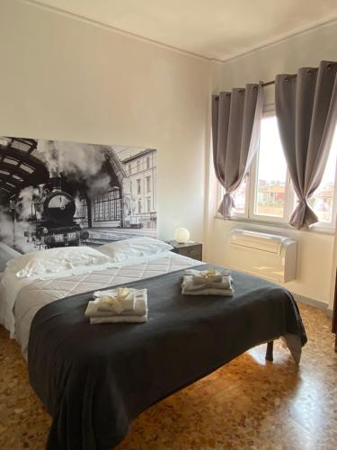サルザーナにあるB&B Del viaggiatoreのベッドルーム1室(大型ベッド1台、タオル2枚付)