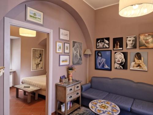 a living room with a couch and a bed at Il Cortile di San Rufino in Assisi