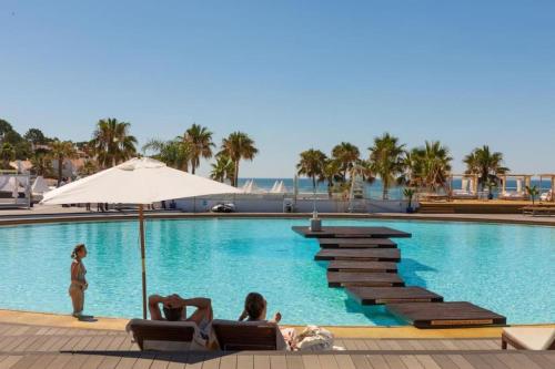 Bazén v ubytování Sunny villa by the beach surrounded by pine trees nebo v jeho okolí