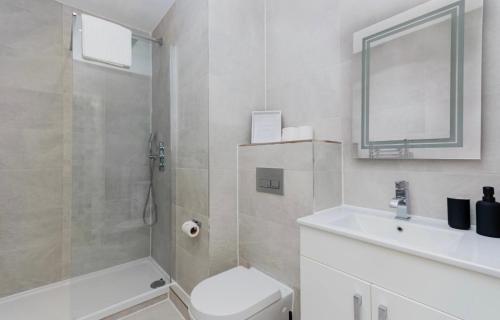 ein Bad mit einem WC, einem Waschbecken und einer Dusche in der Unterkunft Elegant Central, Private Parking, Leisure, Contractor in Buckinghamshire