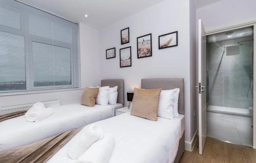 two white beds in a room with a window at Elegant Central, Private Parking, Leisure, Contractor in Buckinghamshire