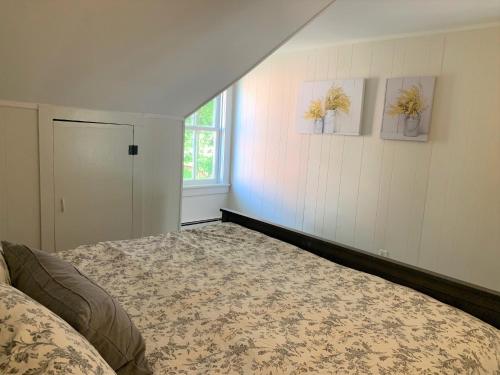 una camera con un letto e due quadri appesi al muro di County Cove - Bloomfield Suite a Wellington