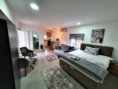 Postel nebo postele na pokoji v ubytování Luxor Apartmani 2