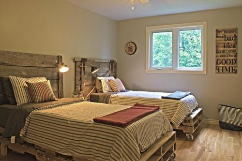 1 dormitorio con 2 camas y ventana en Craft House, en Picton
