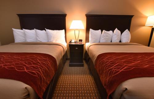 two beds sitting next to each other in a hotel room at Best Western Plus Vintage Valley Inn in Zillah