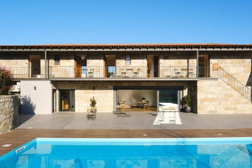 an external view of a house with a swimming pool at Casa Vieira Lobo in Arouca