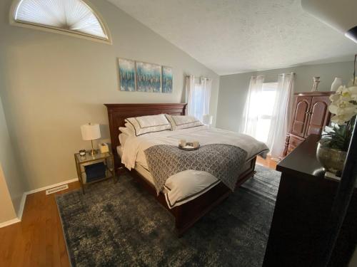 Postel nebo postele na pokoji v ubytování Upgraded, beautiful 4 BD Colonial in Silver Spring