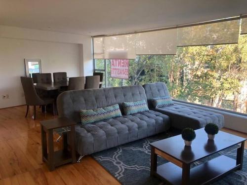 a living room with a couch and a table at Hermoso Depto de 3 rec ubicado corazón de Santa Fe in Mexico City