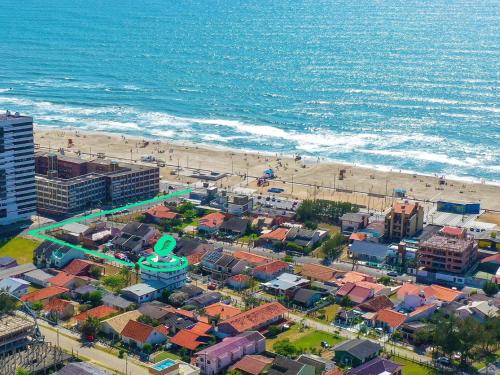 una vista aérea de la playa y del océano en Tropical Tramandaí, en Tramandaí