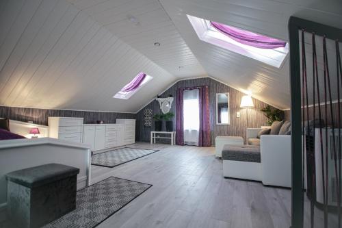 a living room with a ceiling with skylights at Modern mitten in der Stadt und doch sehr ruhig in Bad Ems