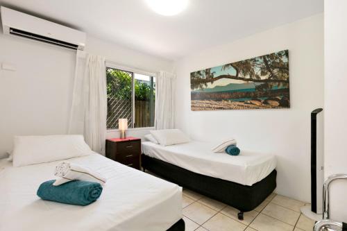 1 dormitorio con 2 camas y ventana en Reef Gateway Apartments, en Cairns