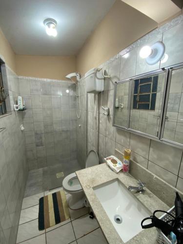 y baño con lavabo, aseo y ducha. en Casa agradável com lareira en Chuí