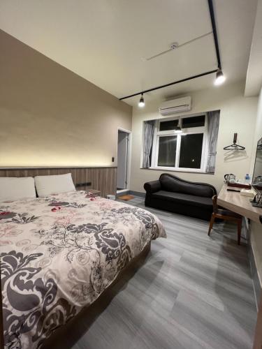 ein Schlafzimmer mit einem Bett und einem Sofa darin in der Unterkunft Nantou Xitou Riverside Homestay B&B in Lugu