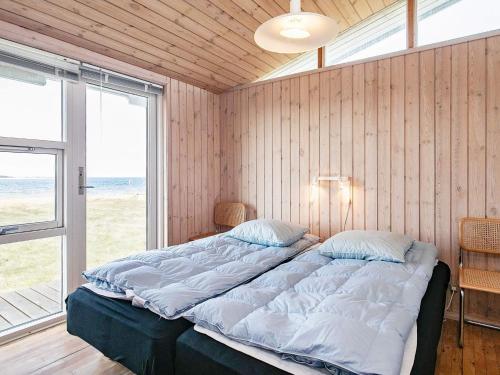 Кровать или кровати в номере Holiday home Farsø XVIII