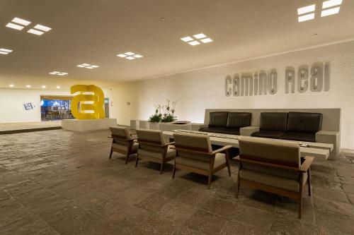 墨西哥城的住宿－卡米奧真實酒店，一间大厅,里面配有沙发和椅子