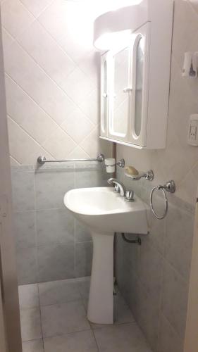 ein Badezimmer mit einem weißen Waschbecken und einem Spiegel in der Unterkunft Departamento monoambiente in Mar del Plata
