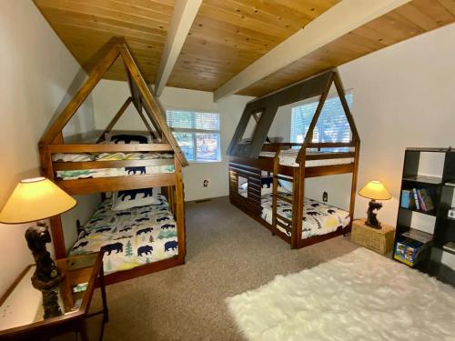 a room with two bunk beds in a house at Bearvista in Arnold