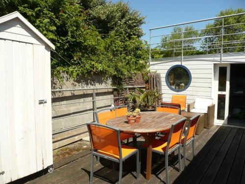 un patio avec une table et des chaises sur une terrasse dans l'établissement Holiday Home in Camaret near Sandy Beaches, à Camaret-sur-Mer