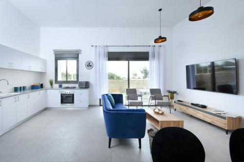 אזור ישיבה ב-Stunning 4-bedroom Apartment Next to Achziv Beach by Sea N' Rent