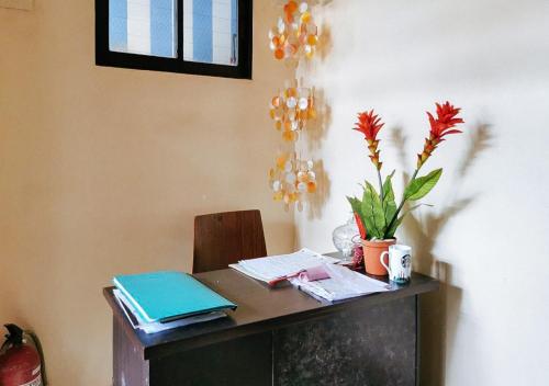 a wooden desk with a plant on top of it at RedDoorz Segra Square Pension House in Balamban