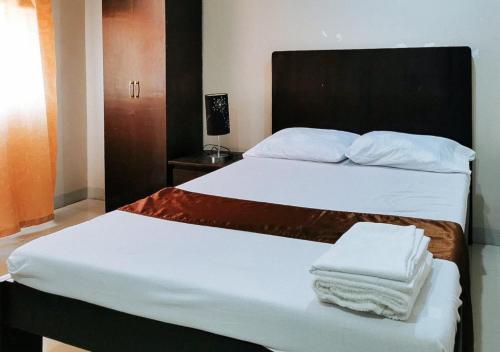 Postel nebo postele na pokoji v ubytování RedDoorz Segra Square Pension House