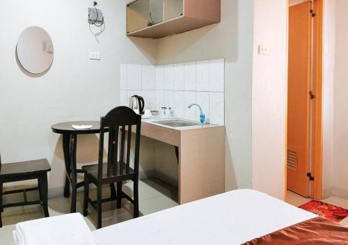 Kuchyň nebo kuchyňský kout v ubytování RedDoorz Segra Square Pension House