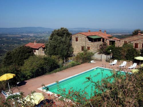 Pogled na bazen v nastanitvi Cozy Farmhouse in Paciano with Swimming Pool oz. v okolici