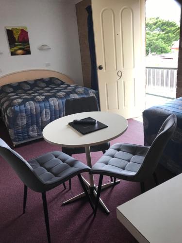 Posezení v ubytování Cedar Lodge Motel