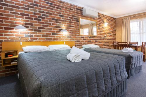 Säng eller sängar i ett rum på Cedar Lodge Motel