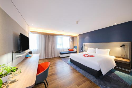 a hotel room with a bed and a desk at Holiday Inn Express Quanzhou City Center by IHG in Quanzhou