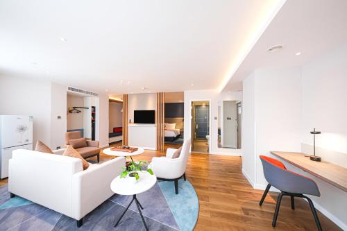 a living room with a white couch and chairs at Holiday Inn Express Quanzhou City Center by IHG in Quanzhou