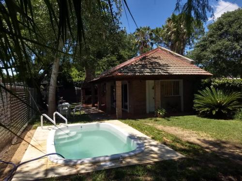 una pequeña piscina en el patio de una casa en Las Calandrias, en Funes