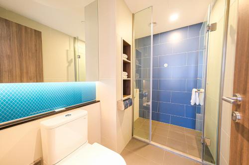 a bathroom with a toilet and a glass shower at Holiday Inn Express Quanzhou City Center by IHG in Quanzhou