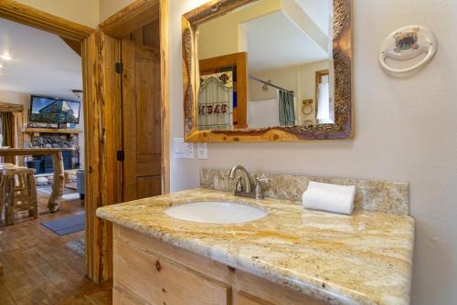 Un baño de Living Log Cabin-1494 by Big Bear Vacations