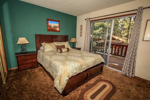 Voodi või voodid majutusasutuse Cedar Pines-1529 by Big Bear Vacations toas