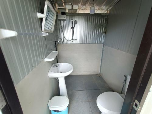 Ένα μπάνιο στο CAMP Philips Khaokho