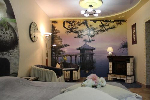 1 dormitorio con mural de muelle y 1 habitación con camas en Natali Luxury Apartments, en Voronezh