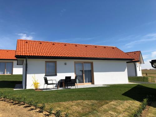 a white house with a red roof at Gusto Lodges in Klöch