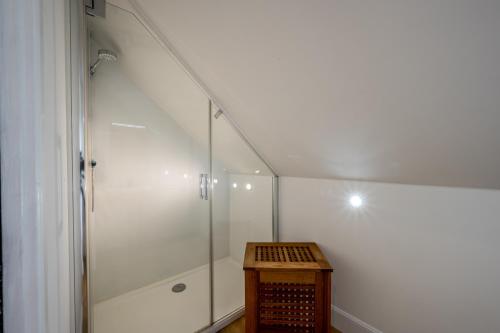 A bathroom at Modern and Stylish WoodHous
