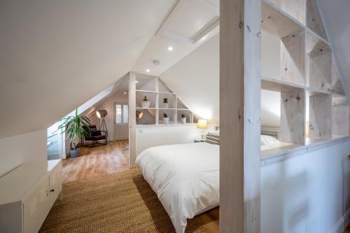 Säng eller sängar i ett rum på Modern and Stylish WoodHous