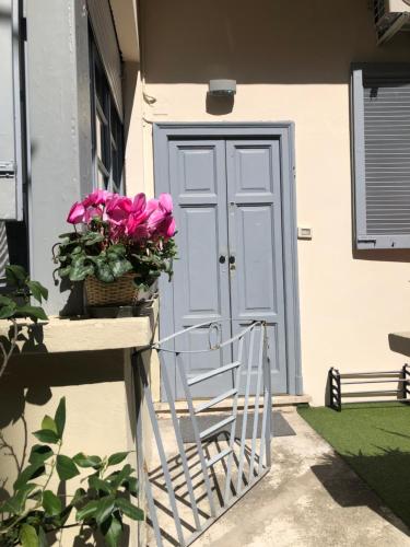 una puerta con una cesta de flores rosas en un porche en FLAT66 en Milán