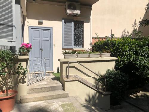 una casa con una escalera y una puerta azul en FLAT66 en Milán