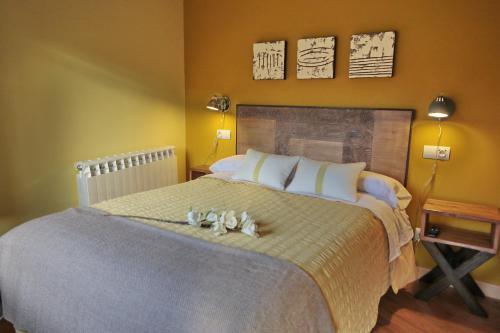 - une chambre dotée d'un grand lit avec deux animaux rembourrés dans l'établissement Infanta Isabel, à Arévalo