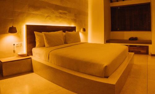 a bedroom with a large bed in a room at Neano Escape in Candidasa